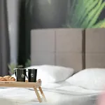 Stylowe I Eleganckie Studia Very Berry W Poznaniu By Renters Apartment Poznan