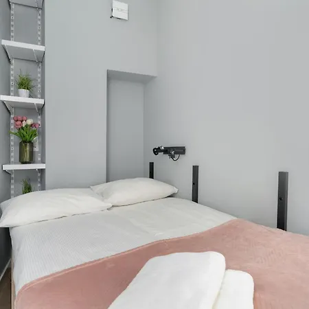Stylowe I Eleganckie Studia Very Berry W Poznaniu By Renters * Poznań